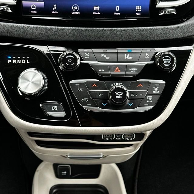Used 2023 Bright White Clearcoat Chrysler Touring L image 28