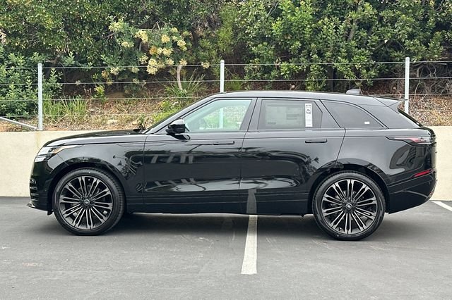 New 2026 Santorini Black Land Rover Dynamic SE image 2