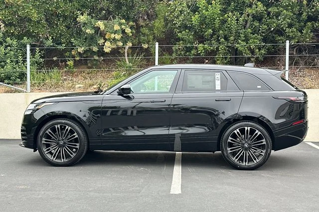 New 2026 Santorini Black Land Rover Dynamic SE image 2