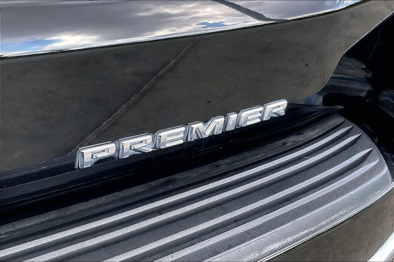 Used 2024 Ebony Twilight Metallic GMC SLE image 10