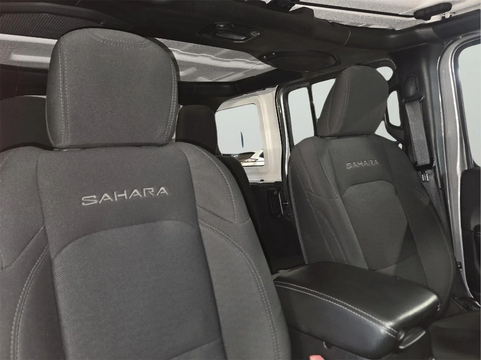 Used 2020 Billet Silver Metallic Jeep Sahara image 41