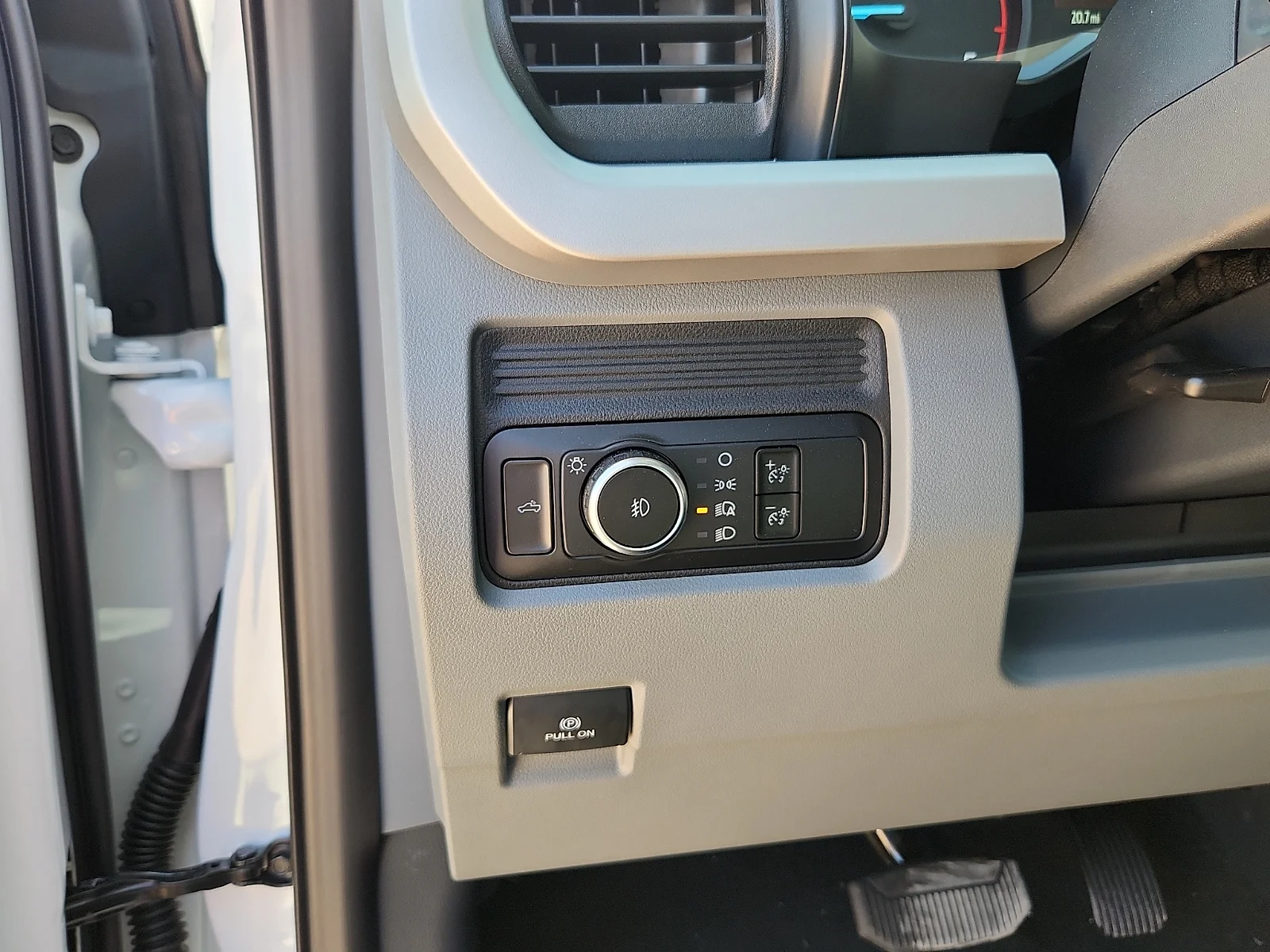 New 2027 Oxford White Ford XLT image 17