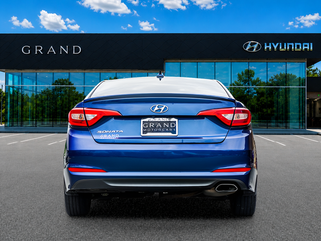 Used 2017 Blue Hyundai SE image 5