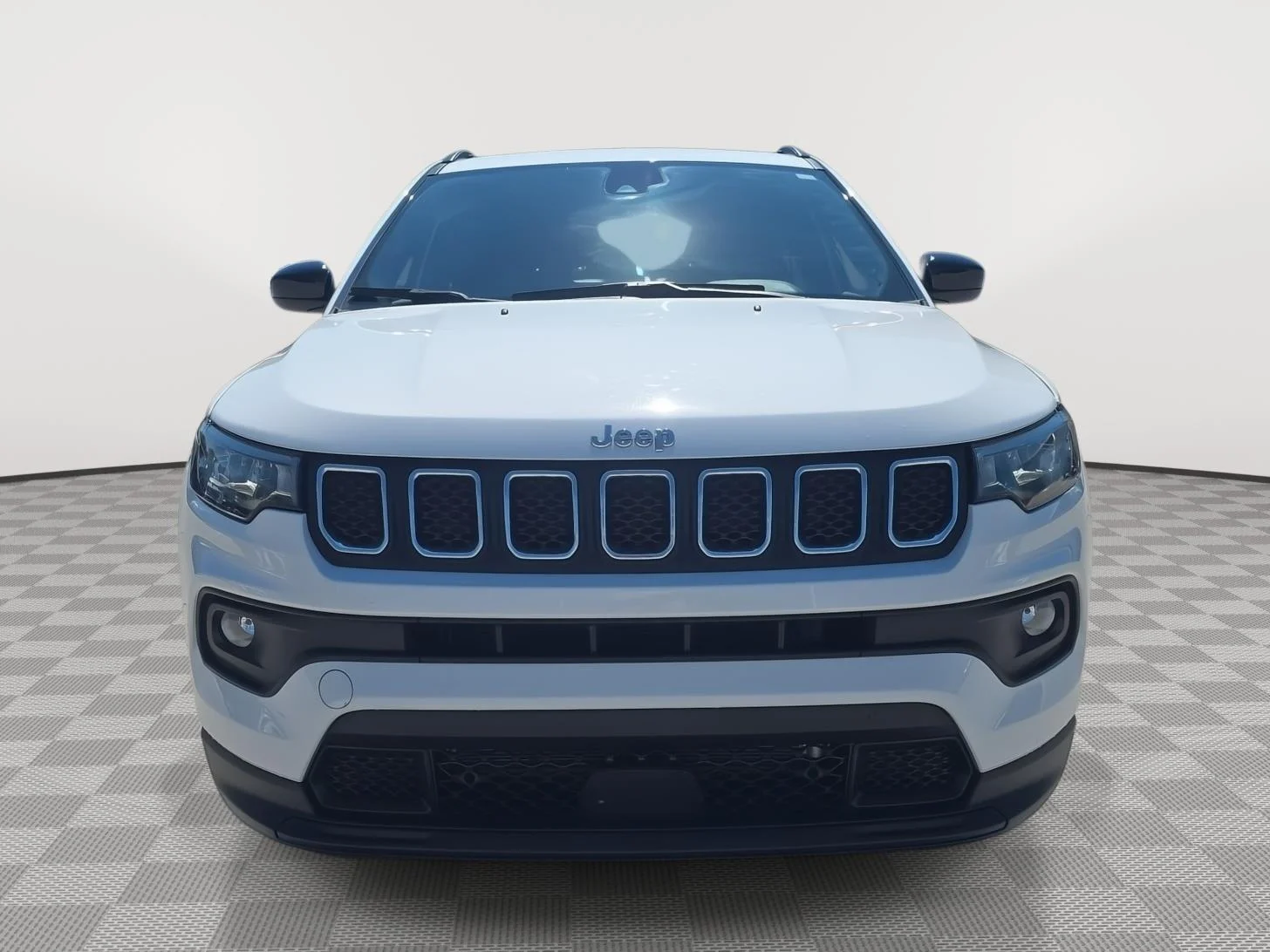 Used 2023  Jeep Latitude Lux image 2