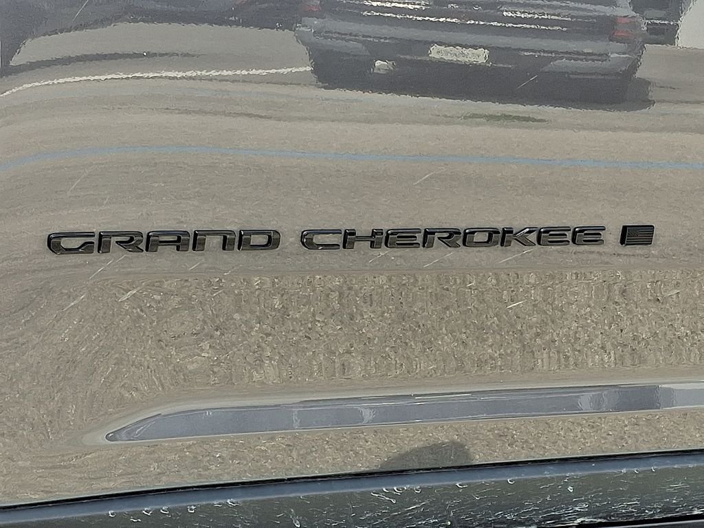 Used 2023 Gray Jeep Altitude image 10