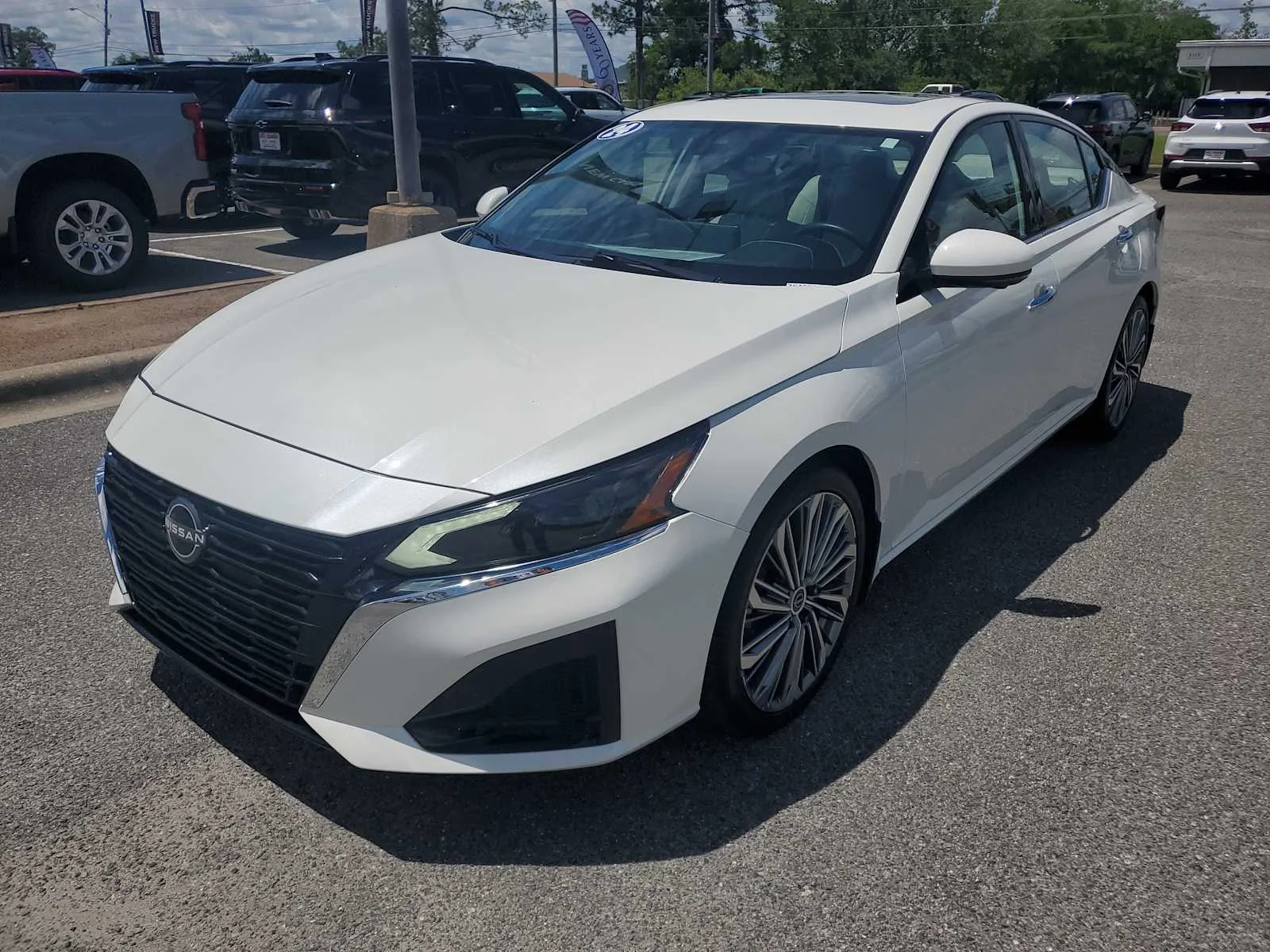 Used 2024 White Nissan 2.5 SL image 1