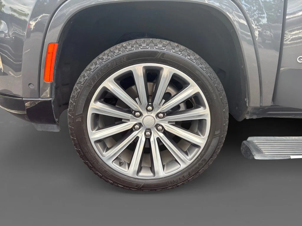 Used 2023 Gray Jeep Base image 16