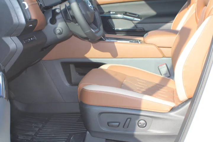 Used 2026 White Nissan Platinum image 14