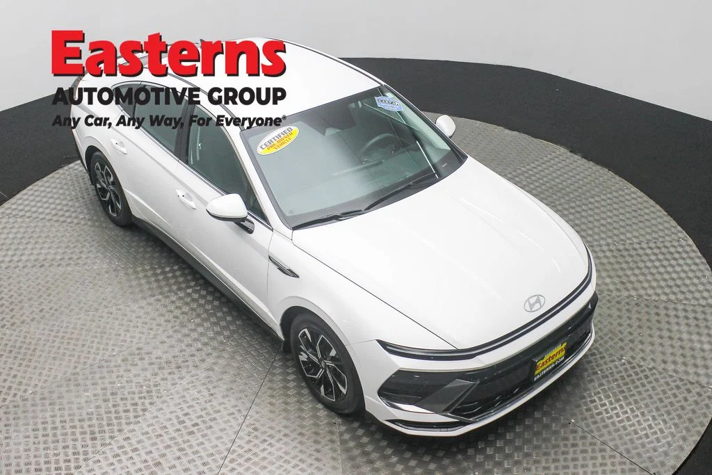 Used 2024 White Hyundai SEL image 3