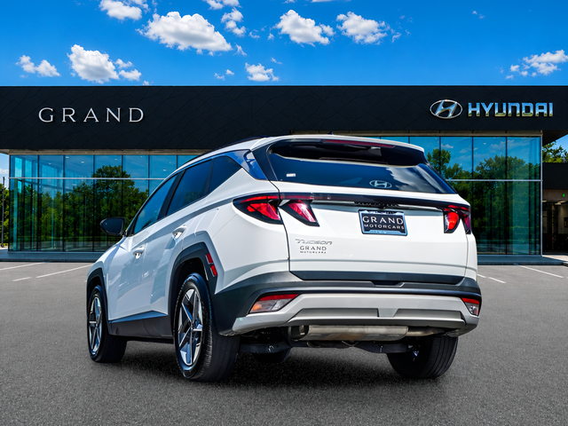 Used 2025 White Hyundai SEL image 4