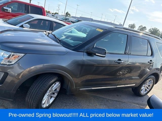 Used 2017 Gray Ford XLT image 2