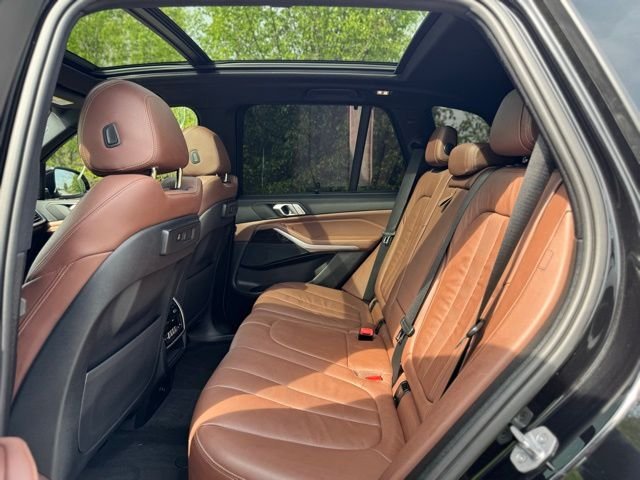 Used 2019 Black Sapphire Metallic BMW xDrive40i image 14
