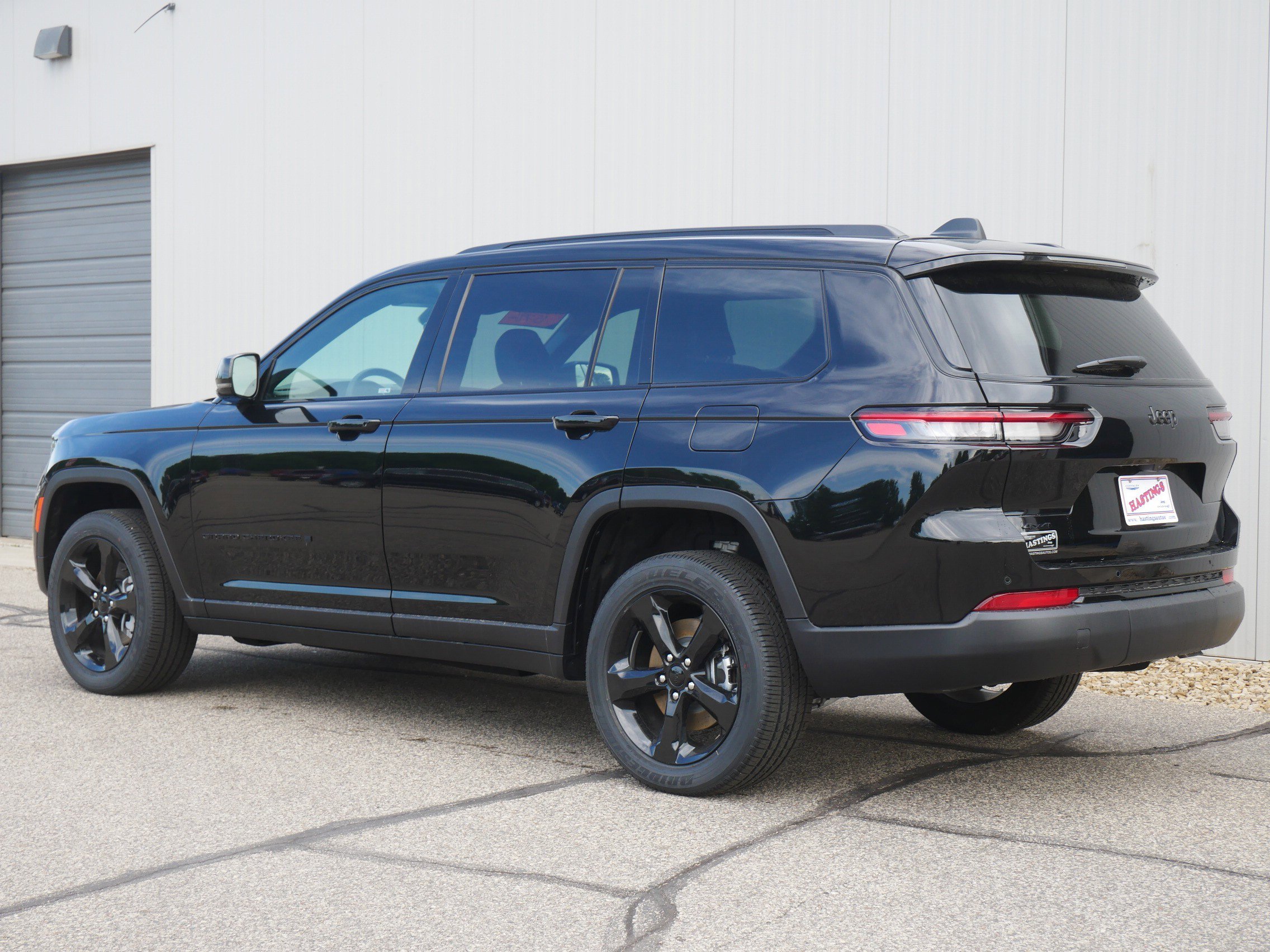 New 2025 Diamond Black Crystal Pearl-Coat Exterior Paint Jeep Altitude image 3