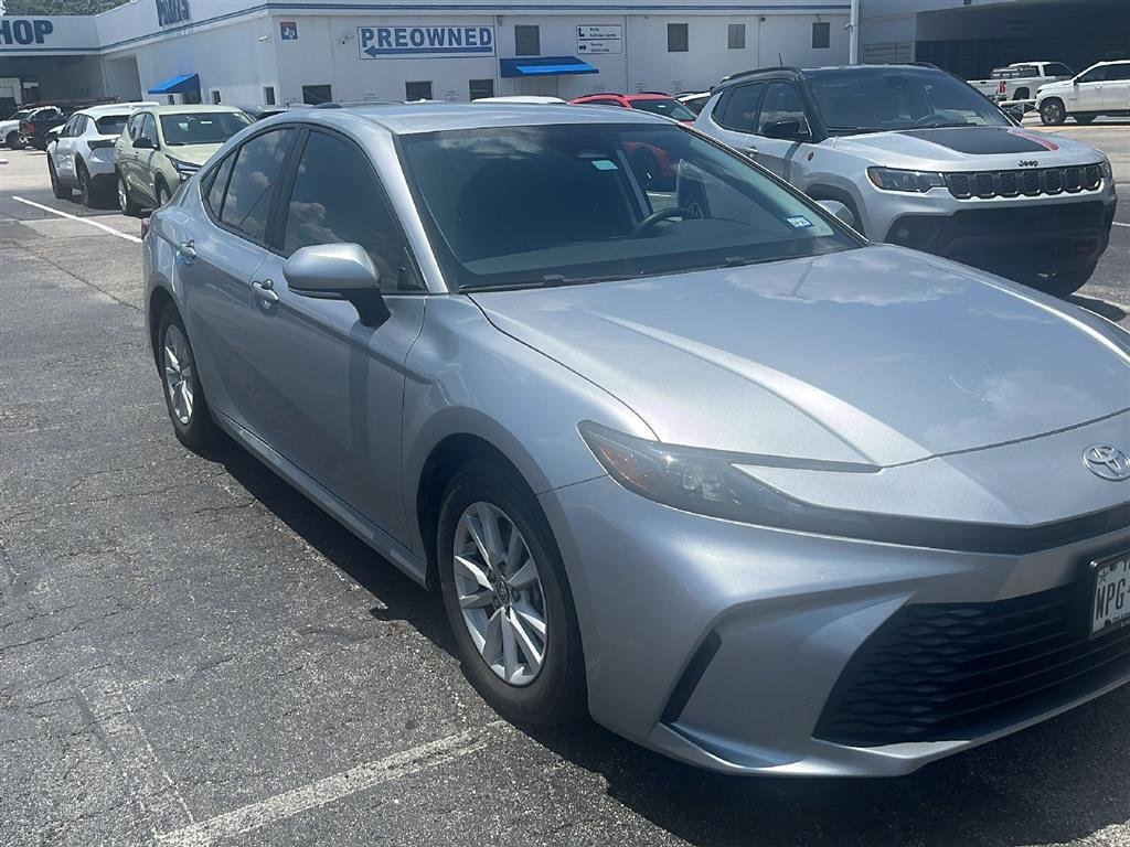 2025 Toyota Camry LE Hybrid's photo