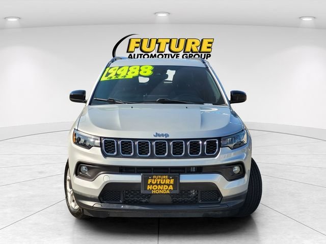 Used 2024 Silver Jeep Latitude image 2