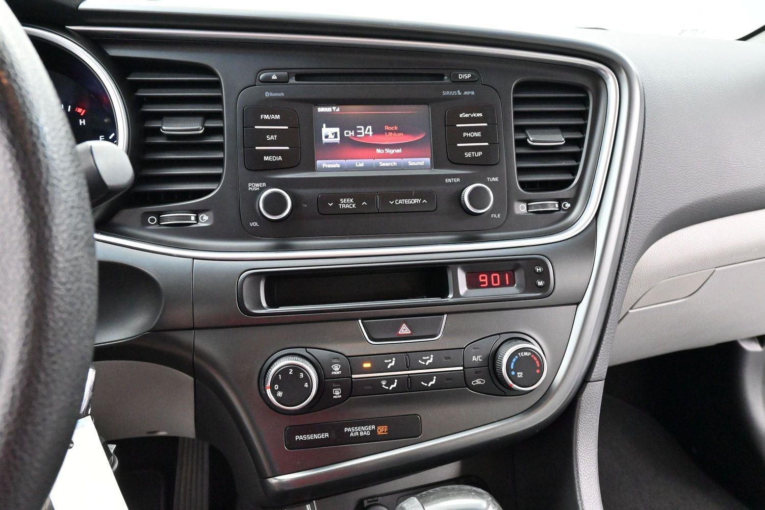 Used 2015 Snow White Pearl Kia LX image 22