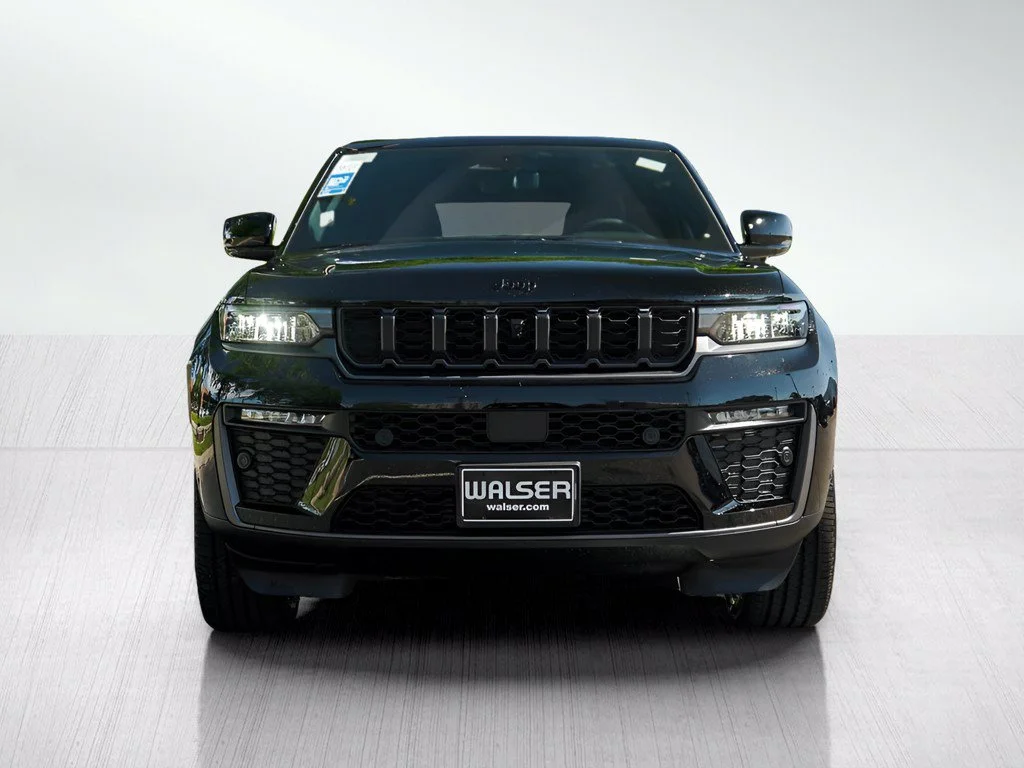New 2026 Diamond Black Crystal Pearlcoat Jeep Limited image 2