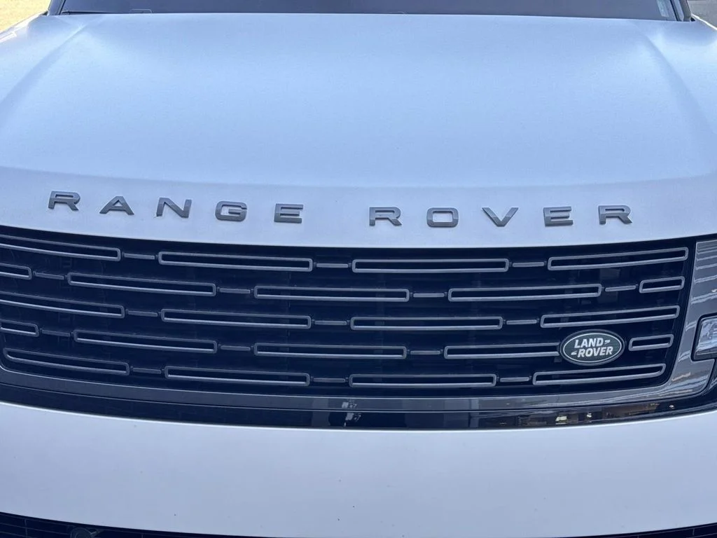 Used 2025 White Land Rover SE image 11