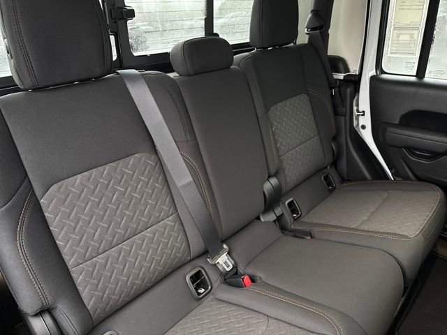 New 2026 Bright White Clear-Coat Exterior Paint Jeep Mojave image 21
