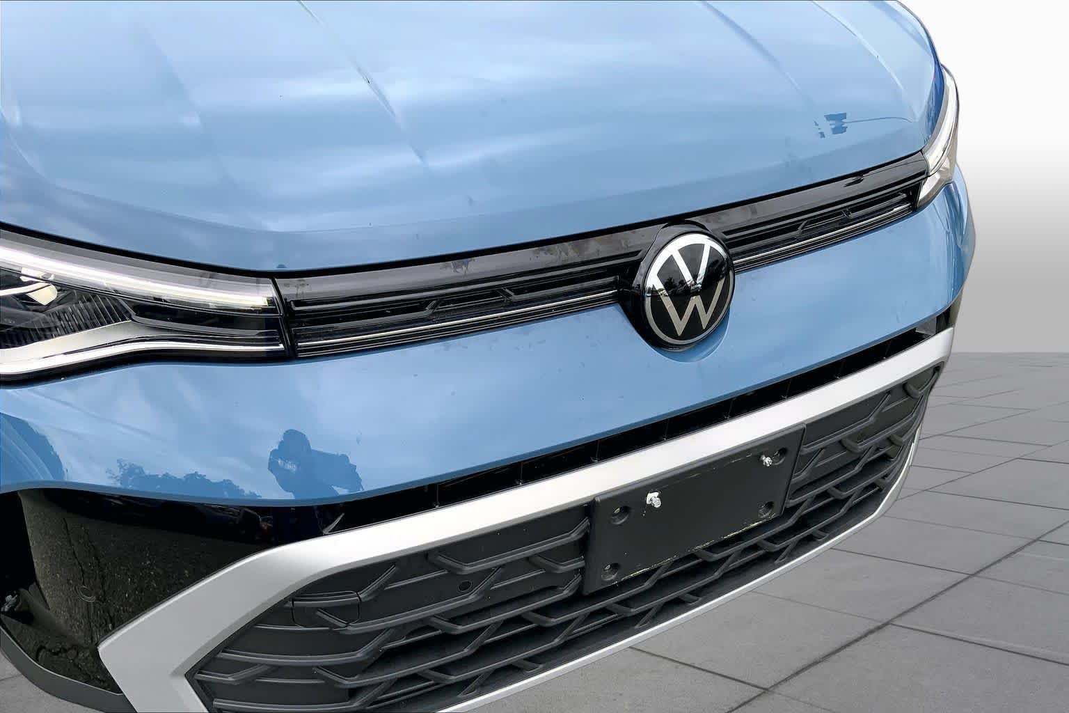 Used 2025 Monterey Blue Pearl Volkswagen SE image 30