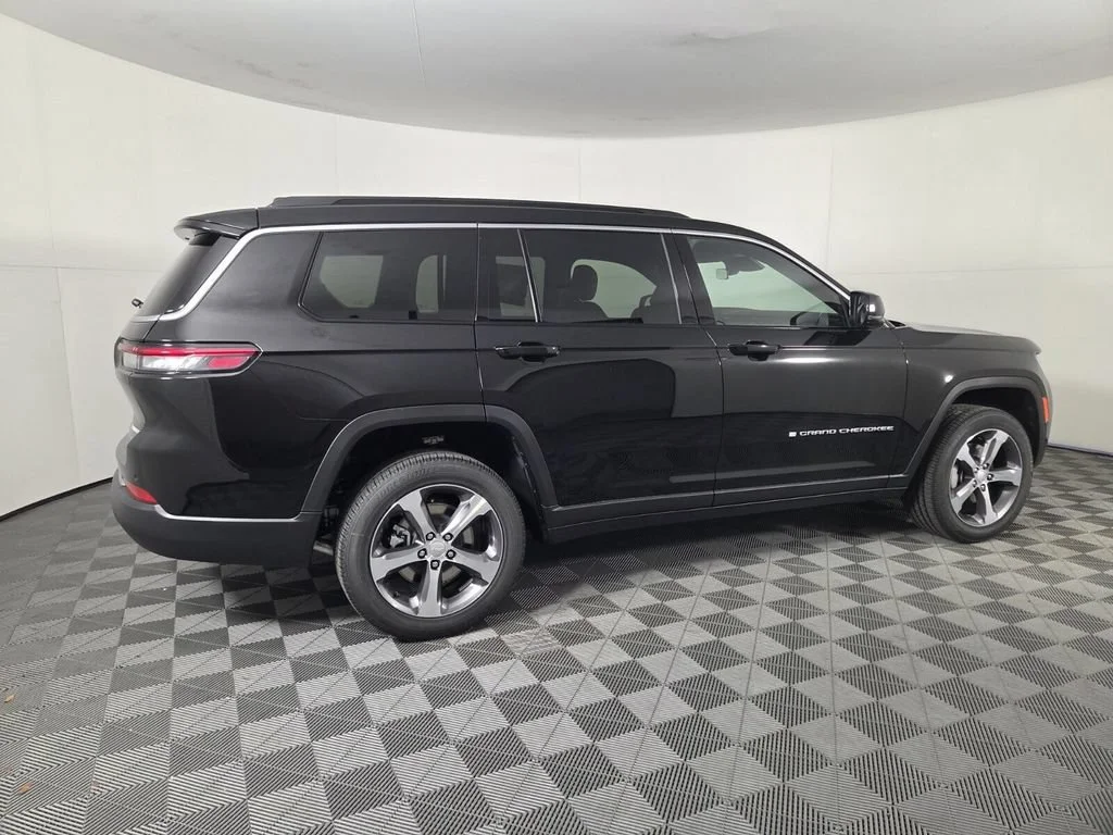 New 2026 Diamond Black Crystal Pearl-Coat Exterior Paint Jeep Limited image 5