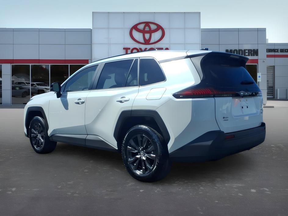 Used 2026 Wind Chill Pearl Toyota XLE Premium image 3