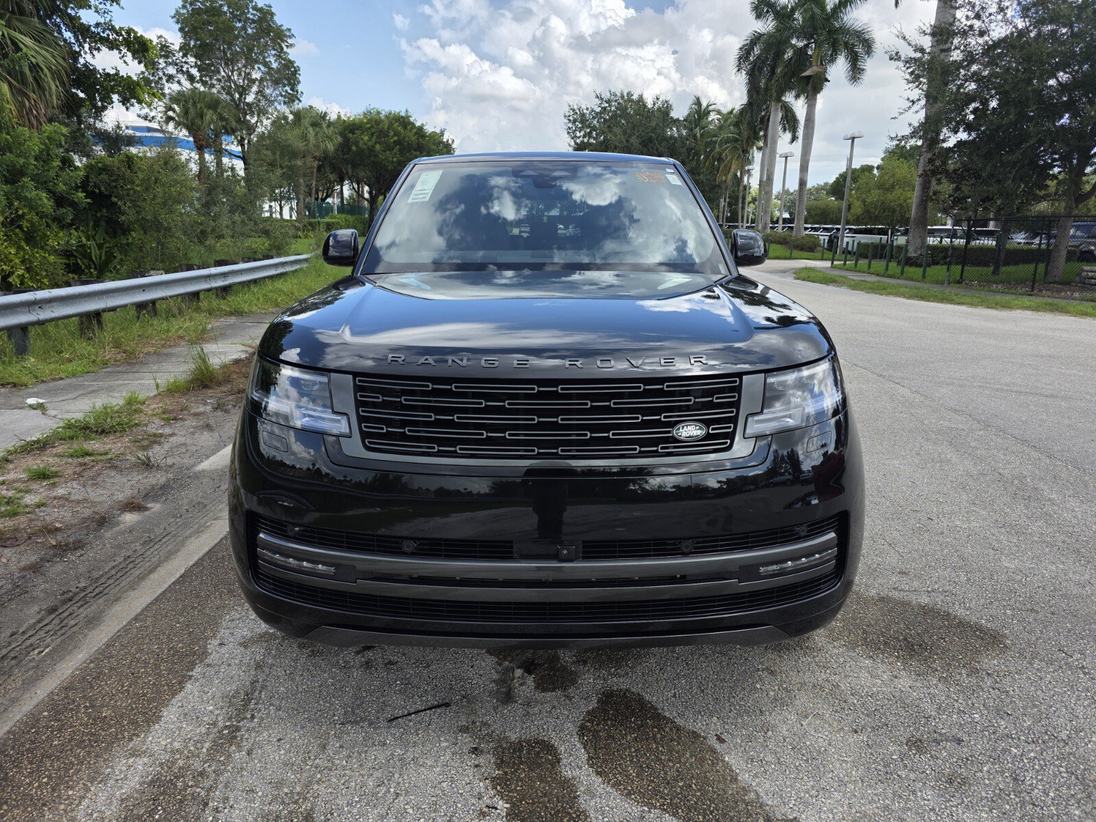 New 2027 Santorini Black Land Rover P550e SE image 8