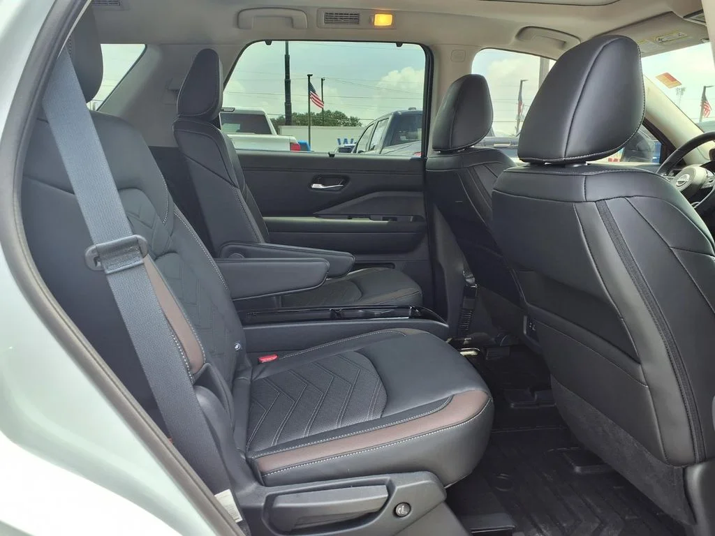 Used 2025 White Nissan Platinum image 8