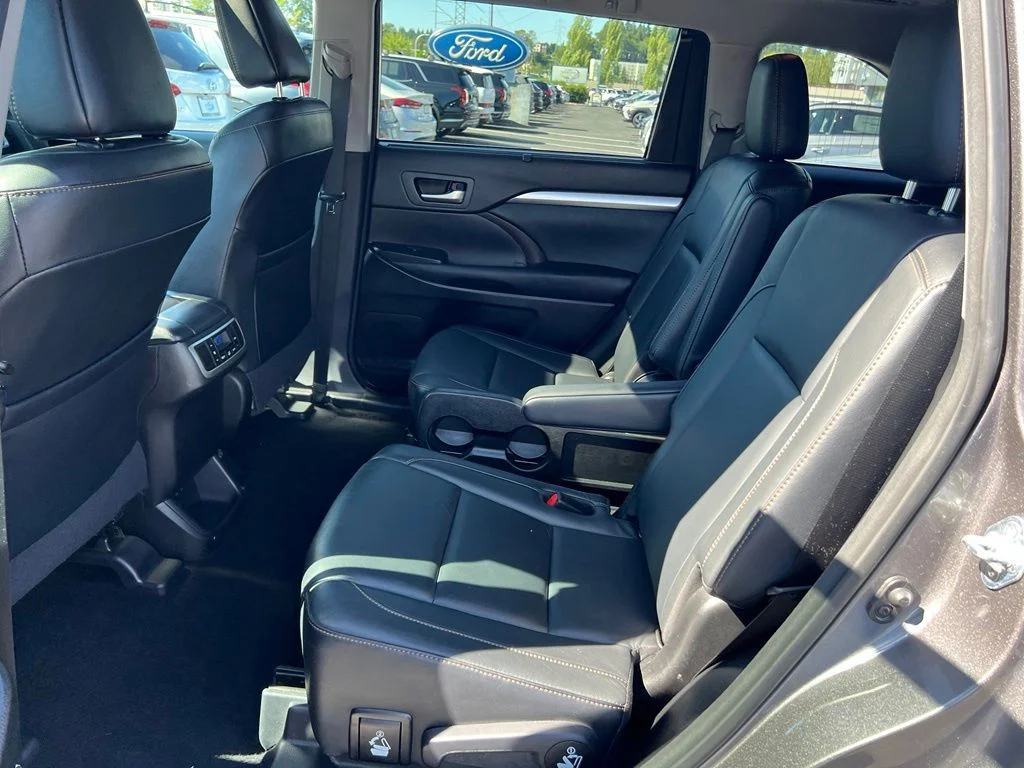 Used 2017 Predawn Gray Mica Toyota XLE image 16