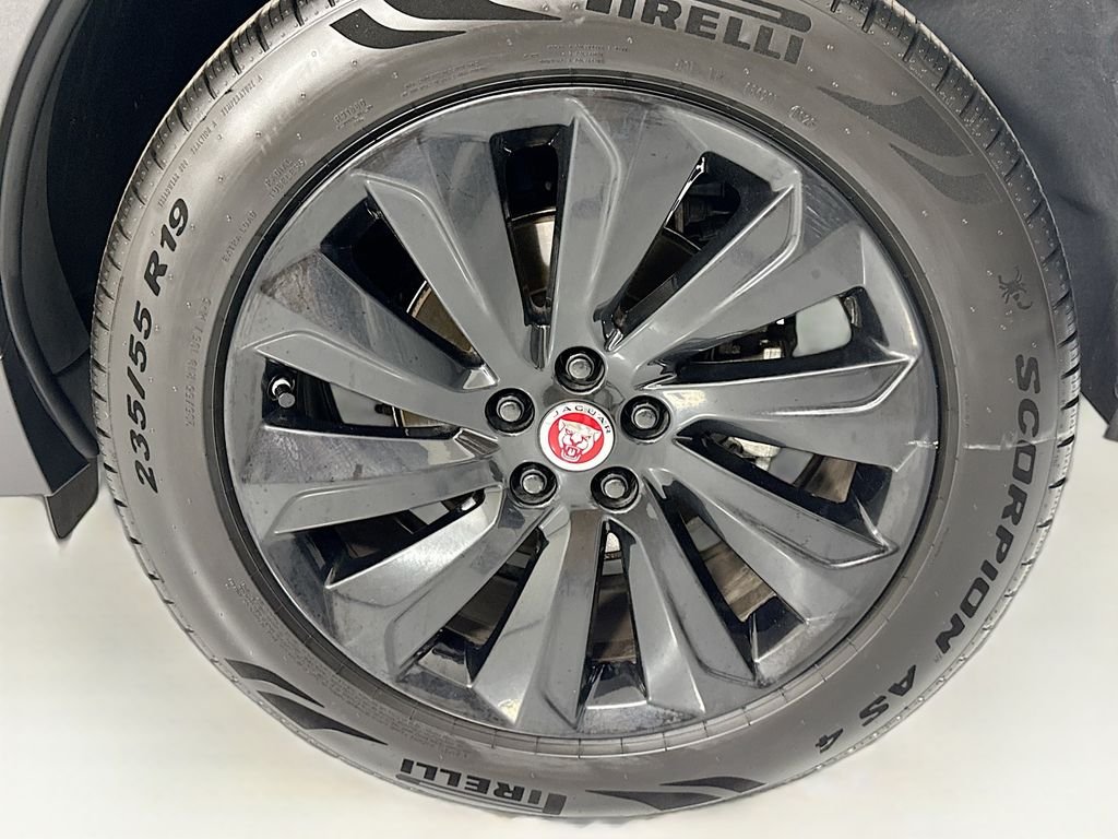 Used 2020  Jaguar SE image 31