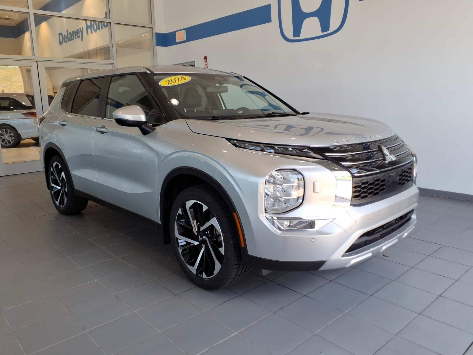 Used 2024 Alloy Silver Metallic Mitsubishi SE image 1