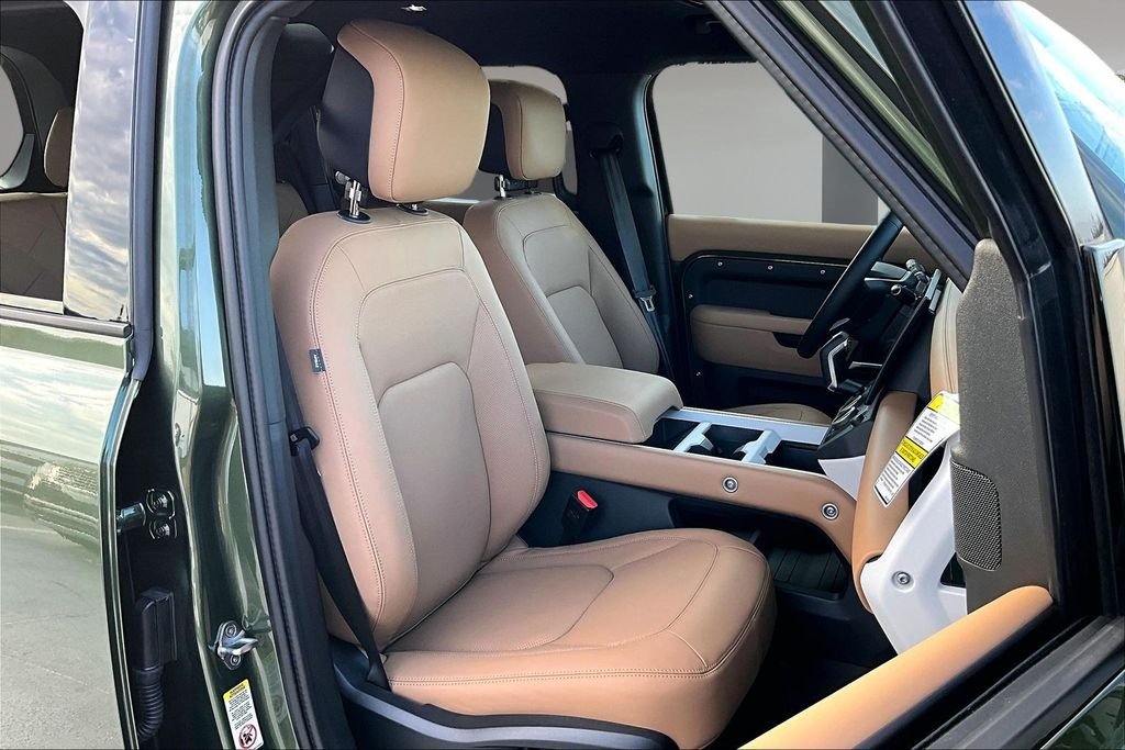 New 2026 WOOLSTONE GREEN Land Rover X-Dynamic SE image 11