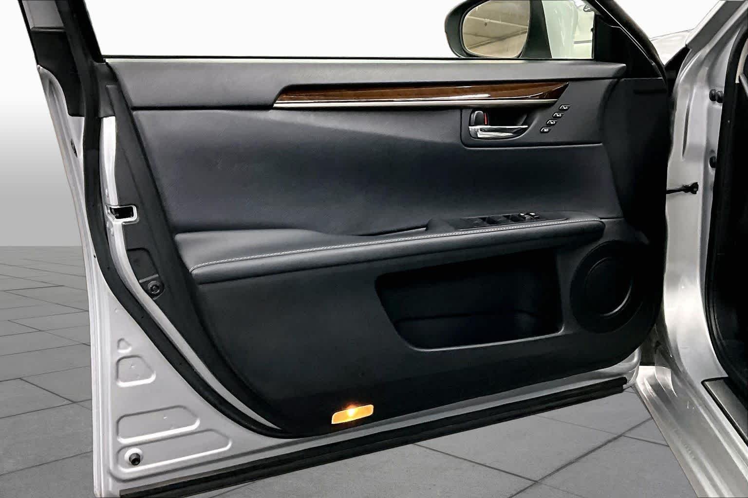 Used 2014 Silver Lining Metallic Lexus  image 21