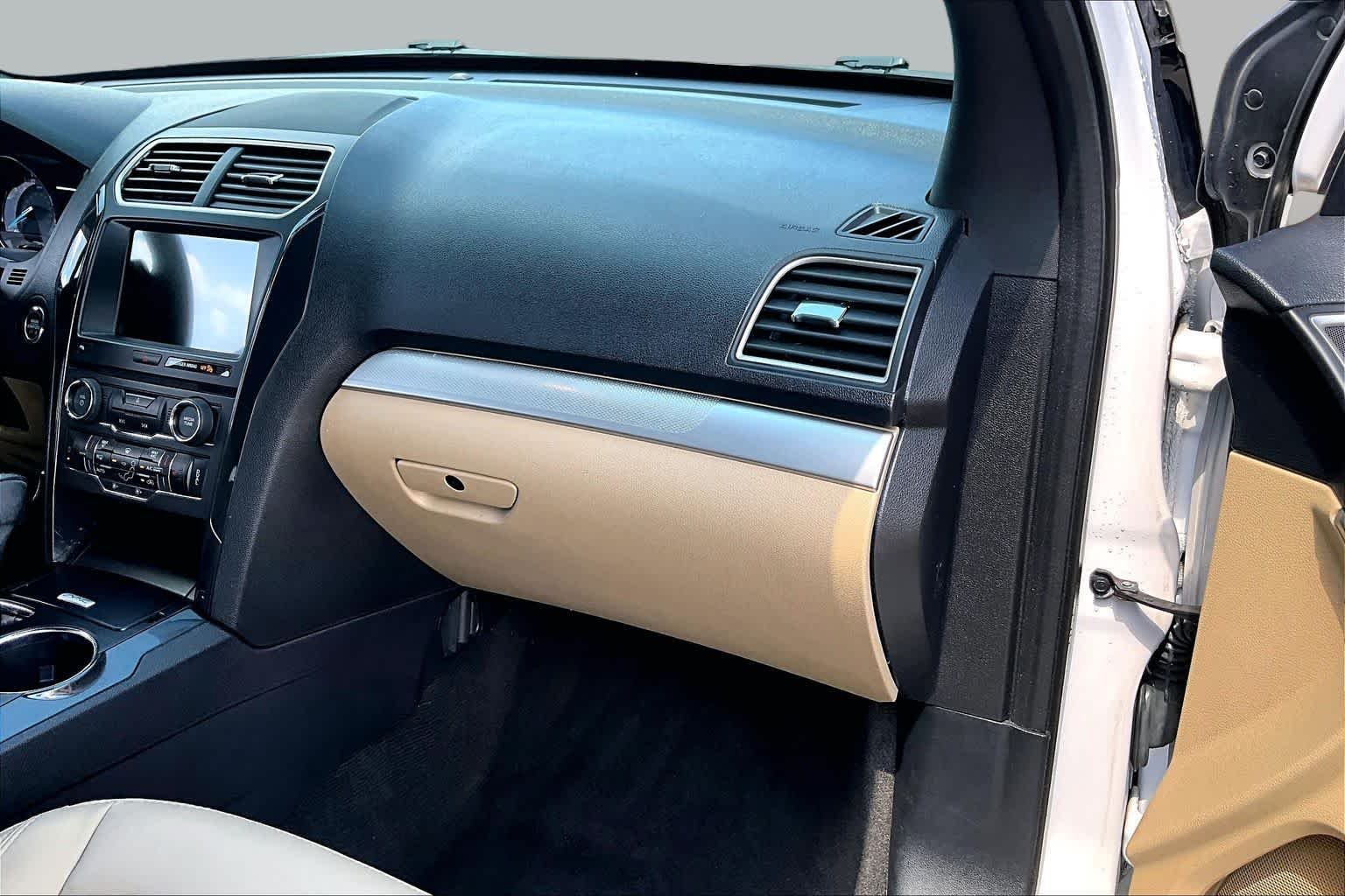 Used 2017 White Platinum Metallic Tri-Coat Ford XLT image 19