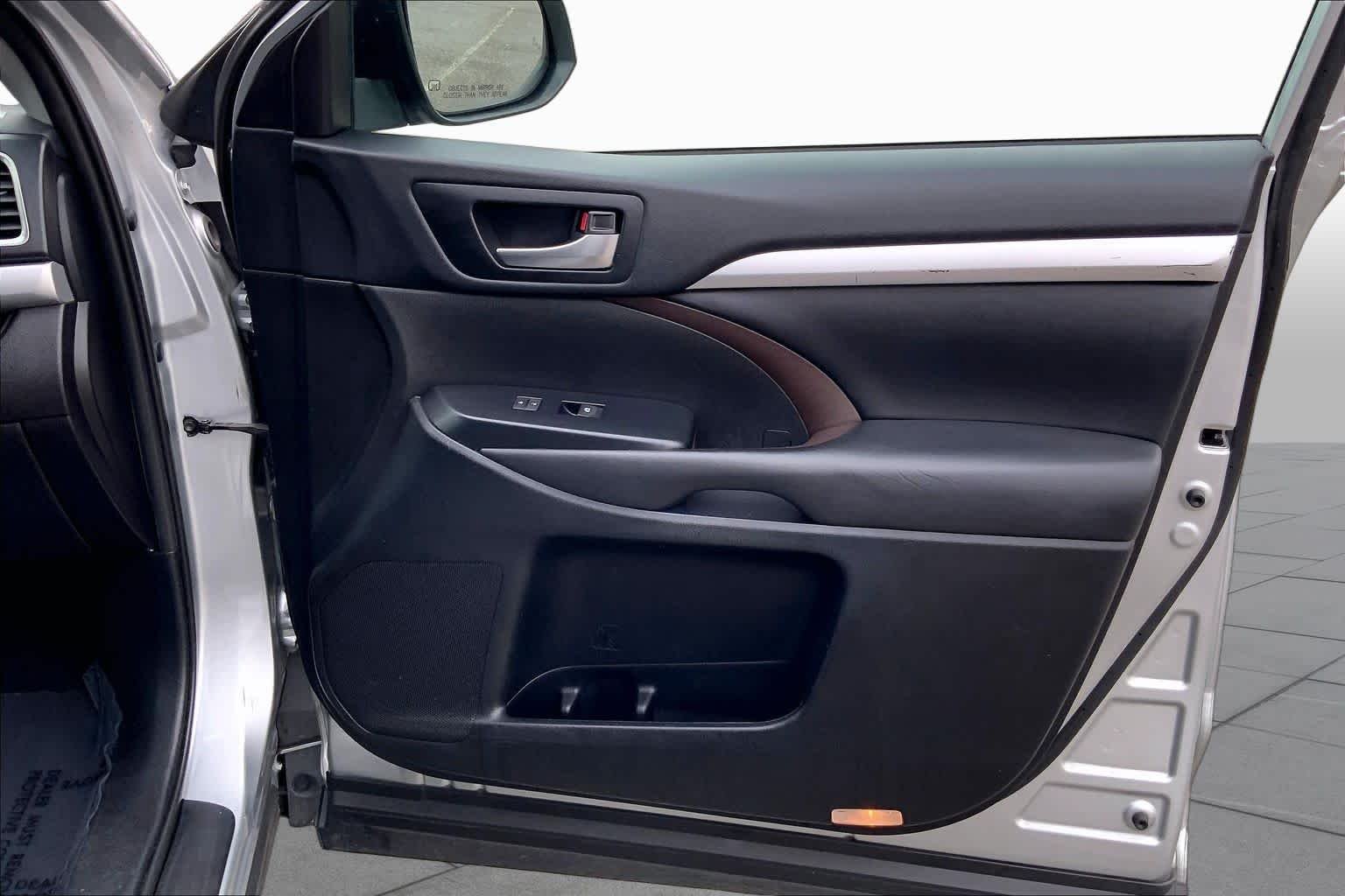 Used 2019 Celestial Silver Metallic Toyota XLE image 20