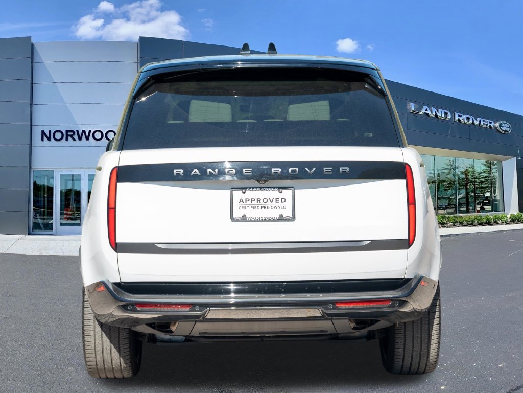 Used 2024 White Land Rover SE image 5
