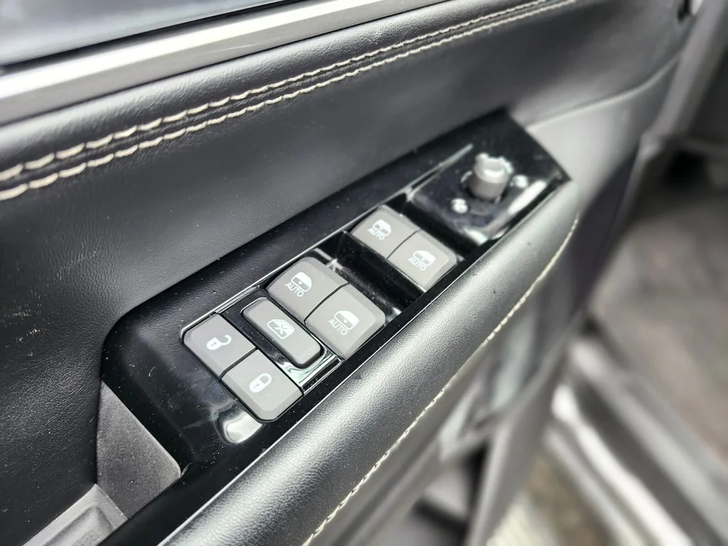 New 2026 Baltic-Gray Metallic Clear-Coat Exterior Paint Jeep Limited Altitude image 19