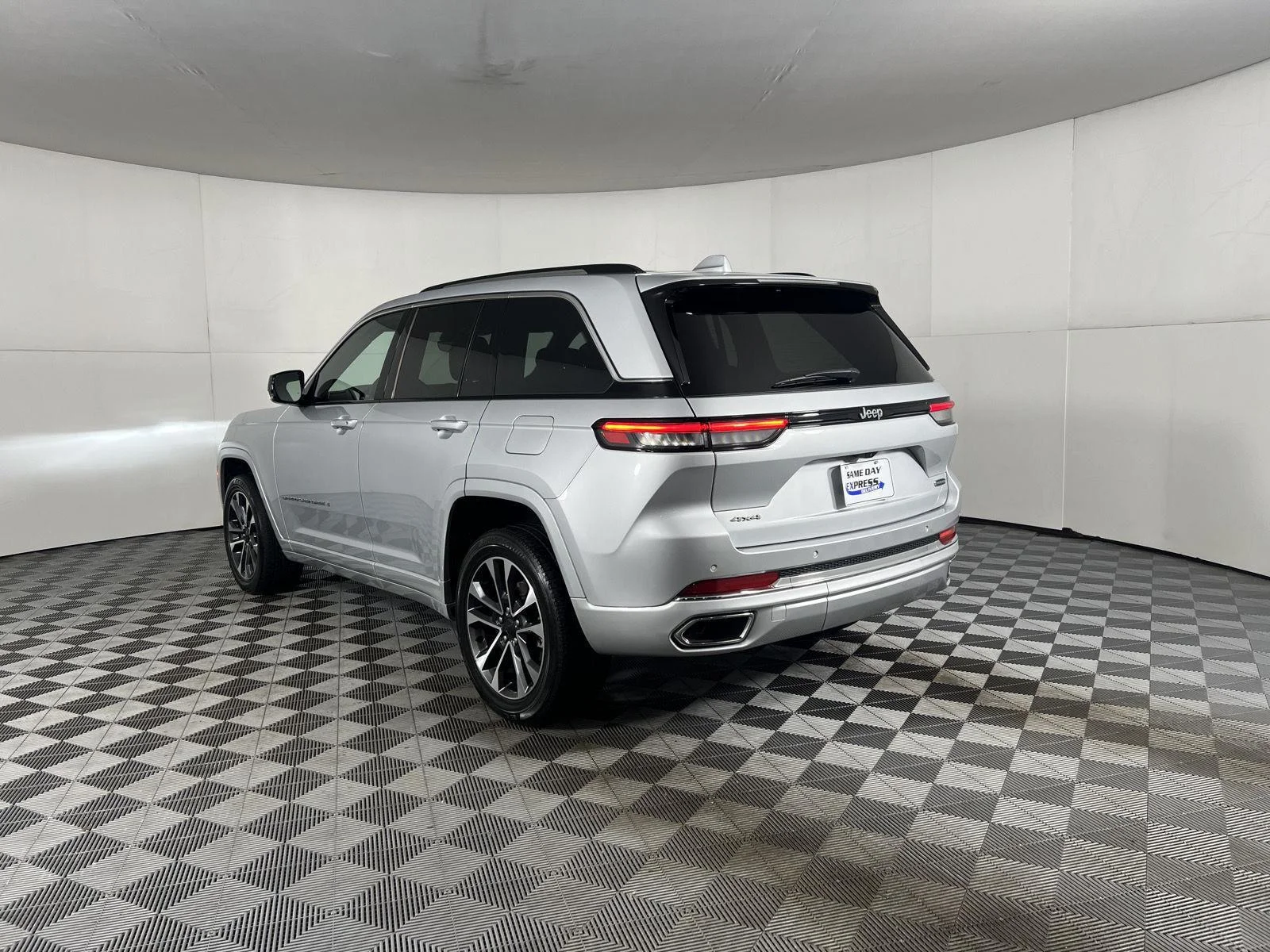 Used 2022 Silver Zynith Jeep Overland image 4