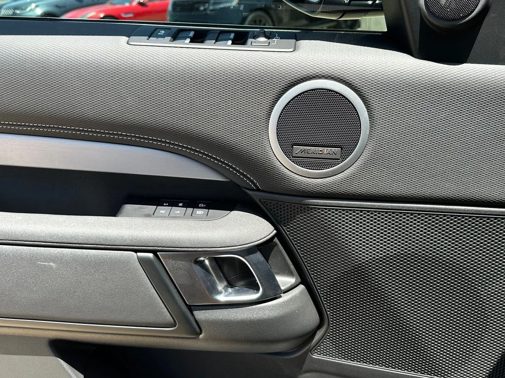 Used 2025  Land Rover Dynamic SE image 18