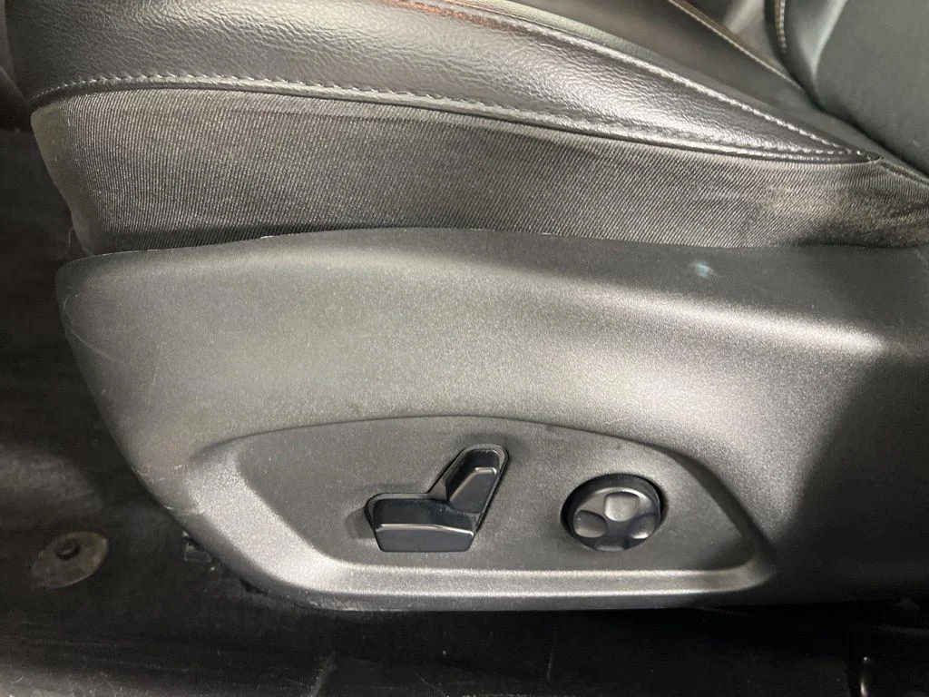 Used 2019 White Clearcoat Jeep Latitude image 12
