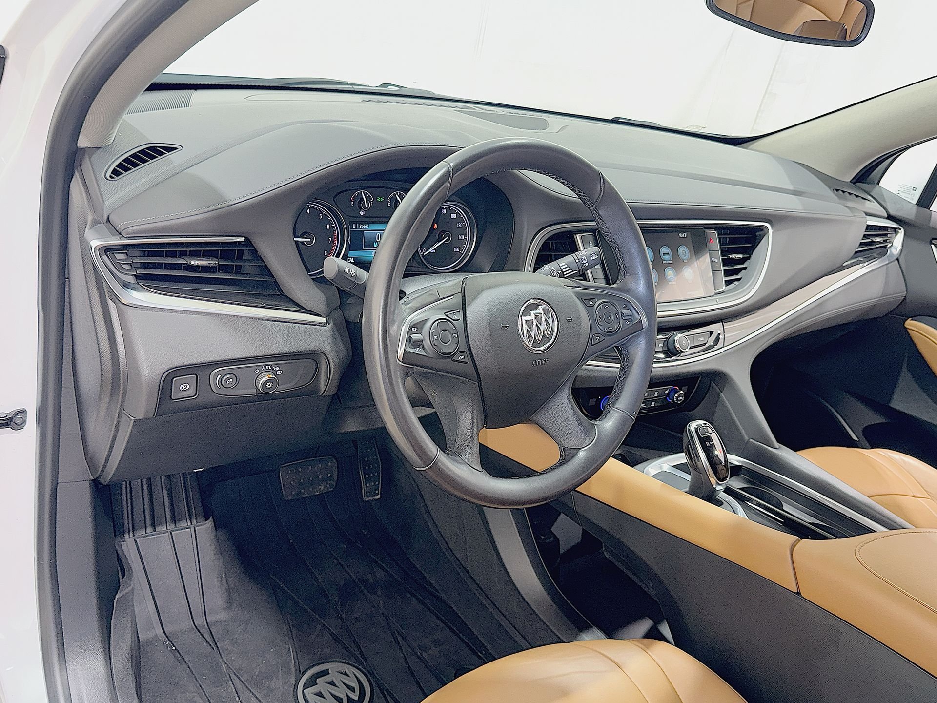 Used 2018 White Frost Tricoat Buick Essence image 10