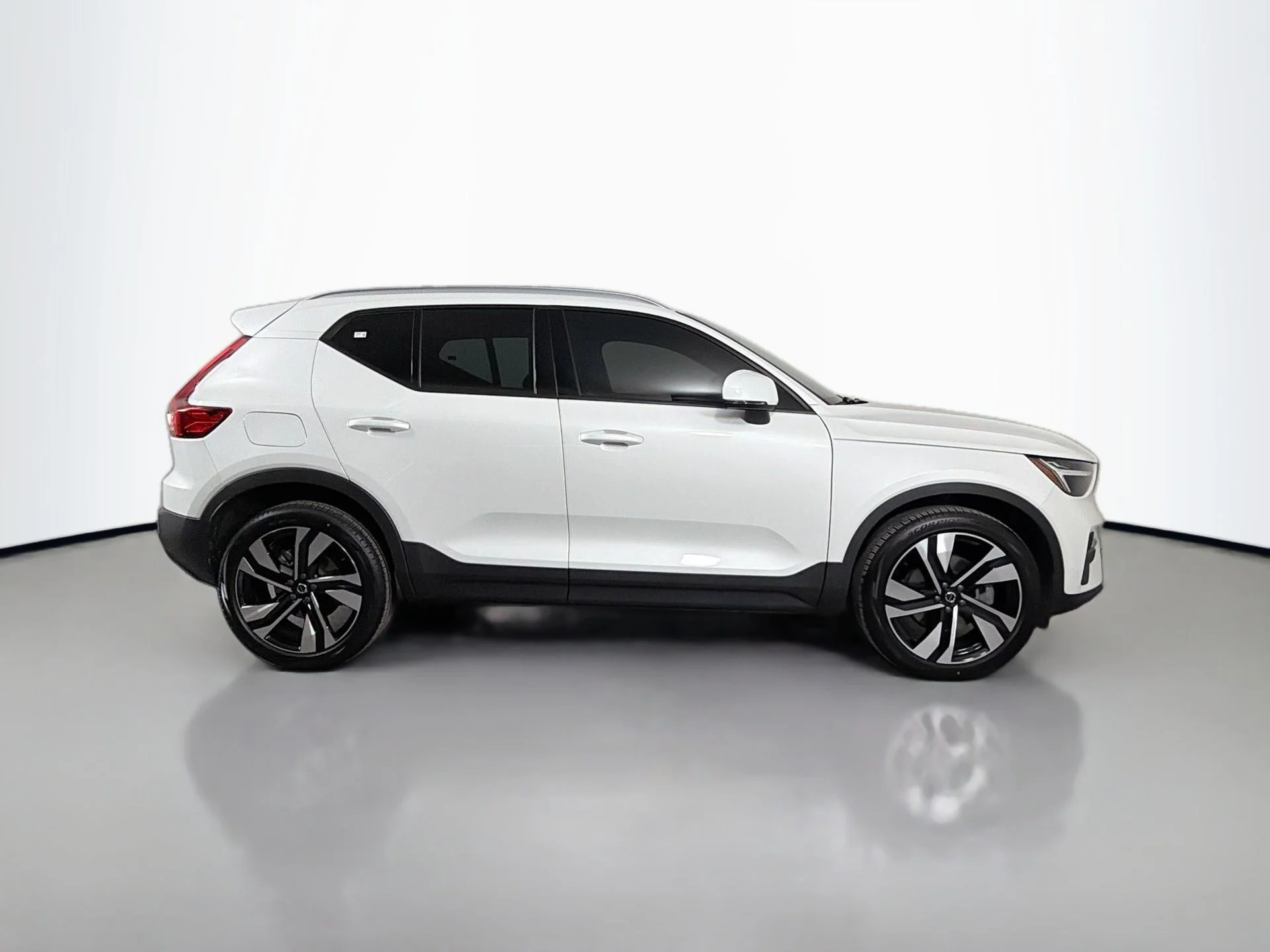 Certified Used 2023 Crystal White Volvo Core  image 5