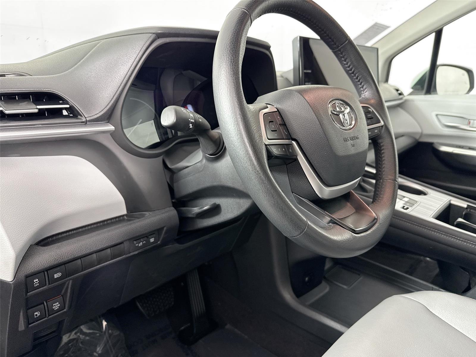 Used 2025 Wind Chill Pearl Toyota XLE 8-Passenger image 4