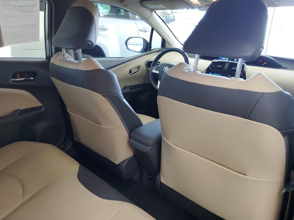 Used 2016 White Toyota Four image 17