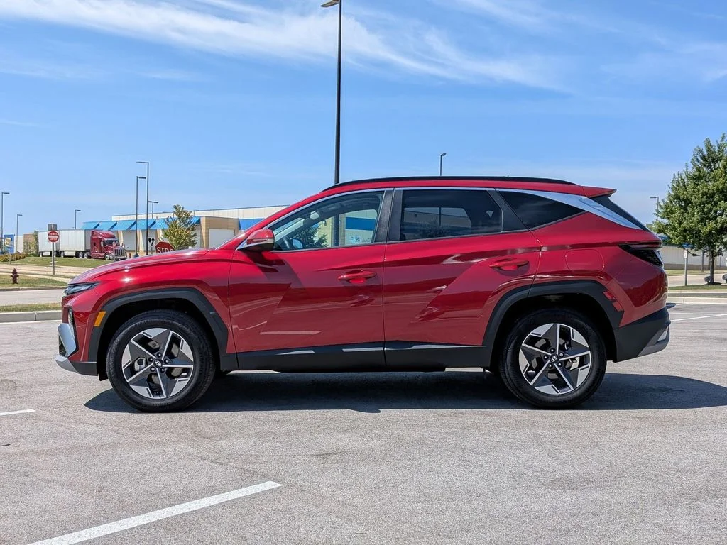 Used 2025 Red Hyundai SEL Convenience image 4