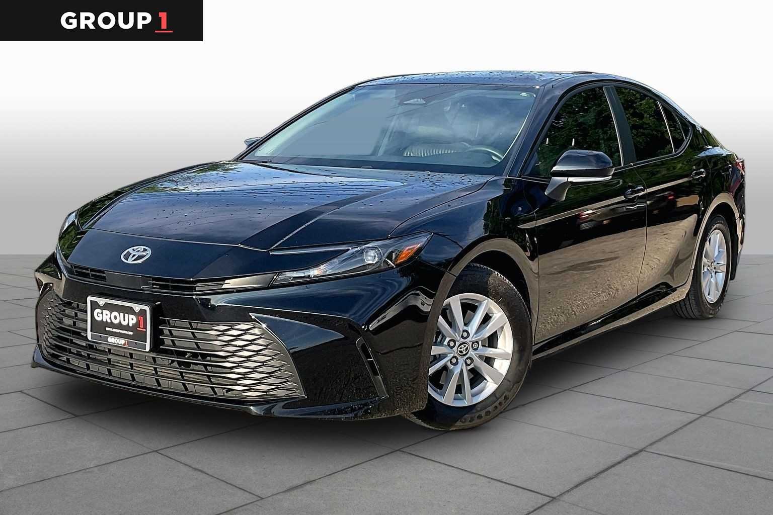 2025 Toyota Camry LE Hybrid's photo