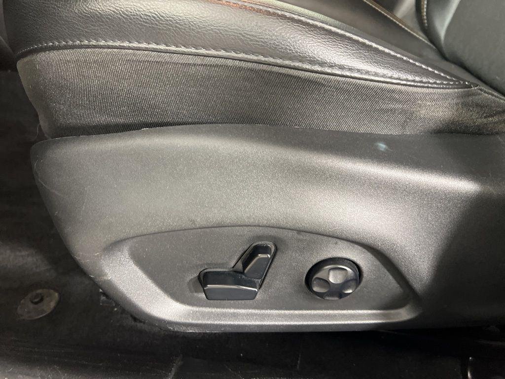 Used 2019 White Clearcoat Jeep Latitude image 12