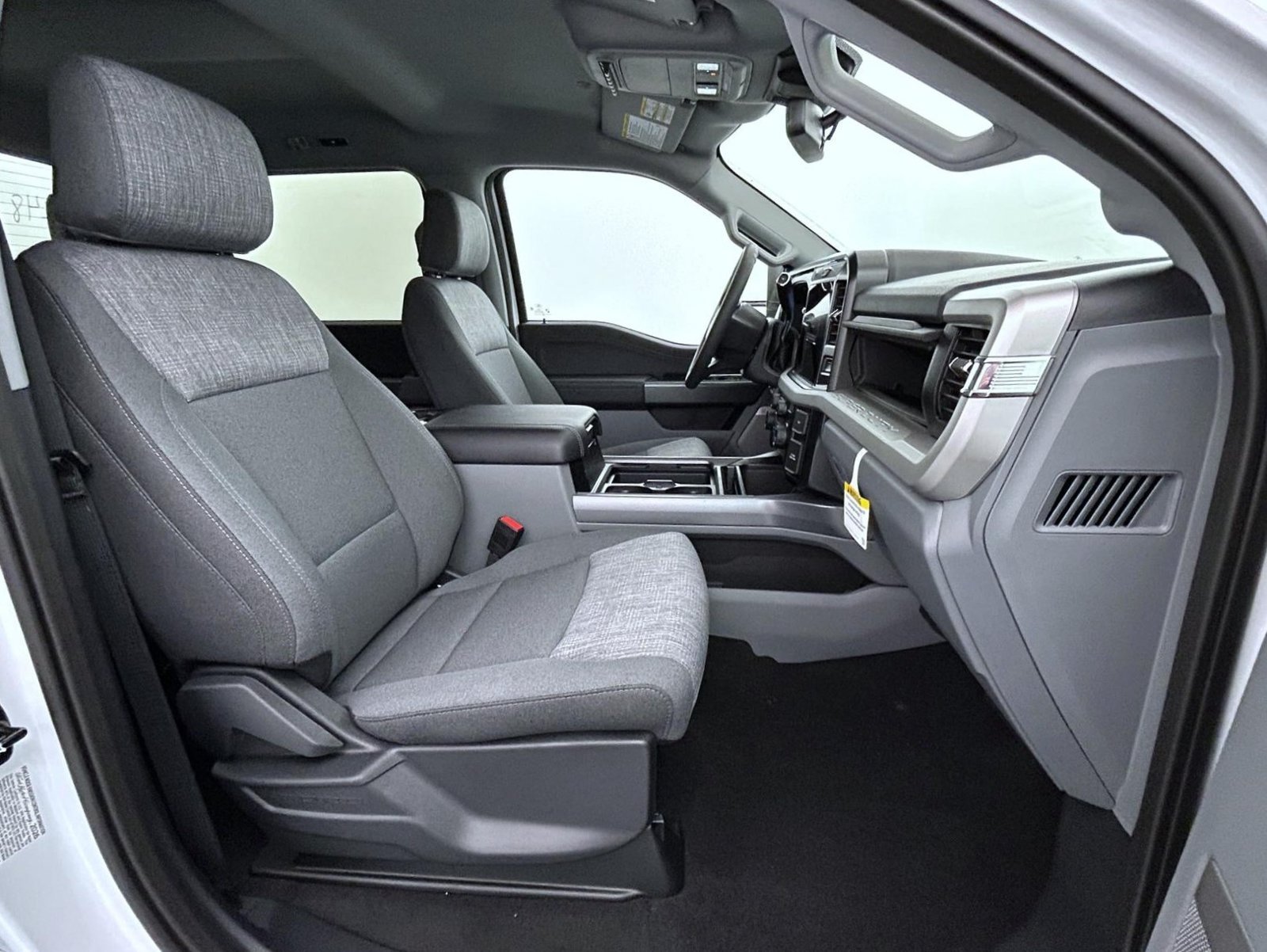 New 2027 Oxford White Ford XLT image 15