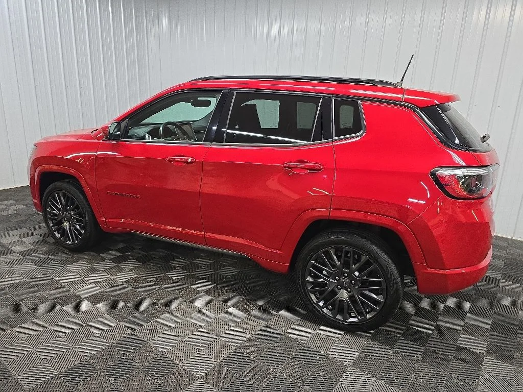 Used 2022 Red Jeep Limited image 4