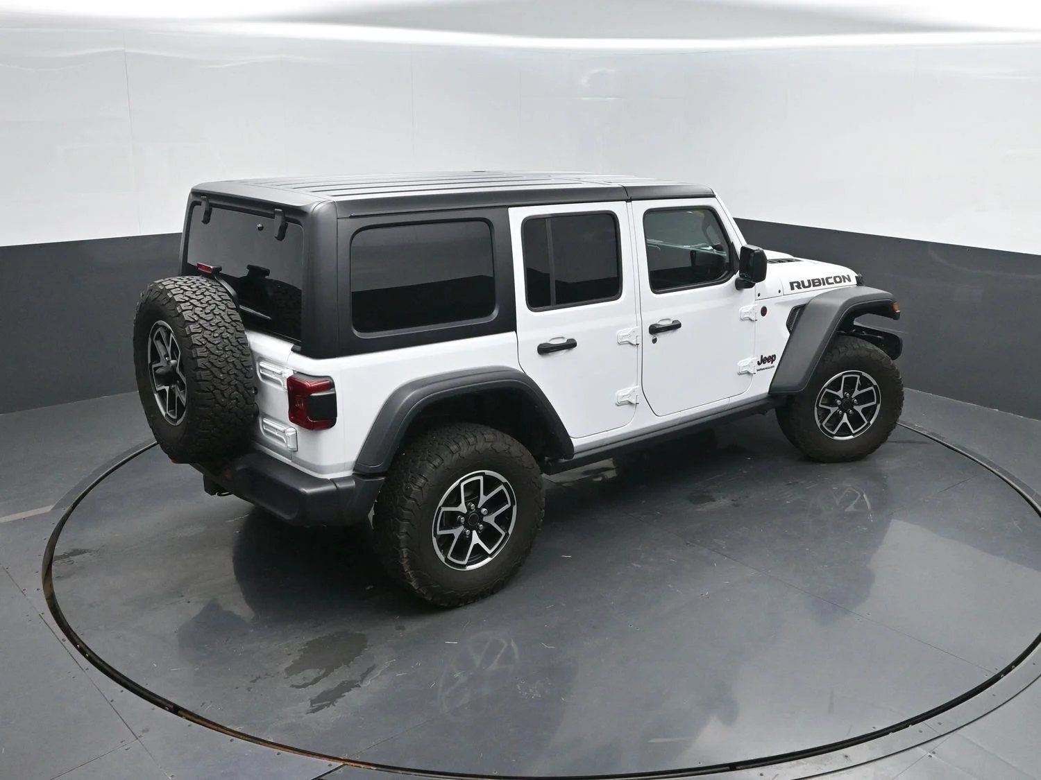 Used 2024 Bright White Jeep Rubicon image 35